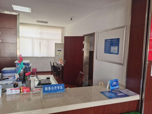 銀杏社區(qū)政務(wù)公開專區(qū)位于社區(qū)服務(wù)大廳內(nèi).jpg